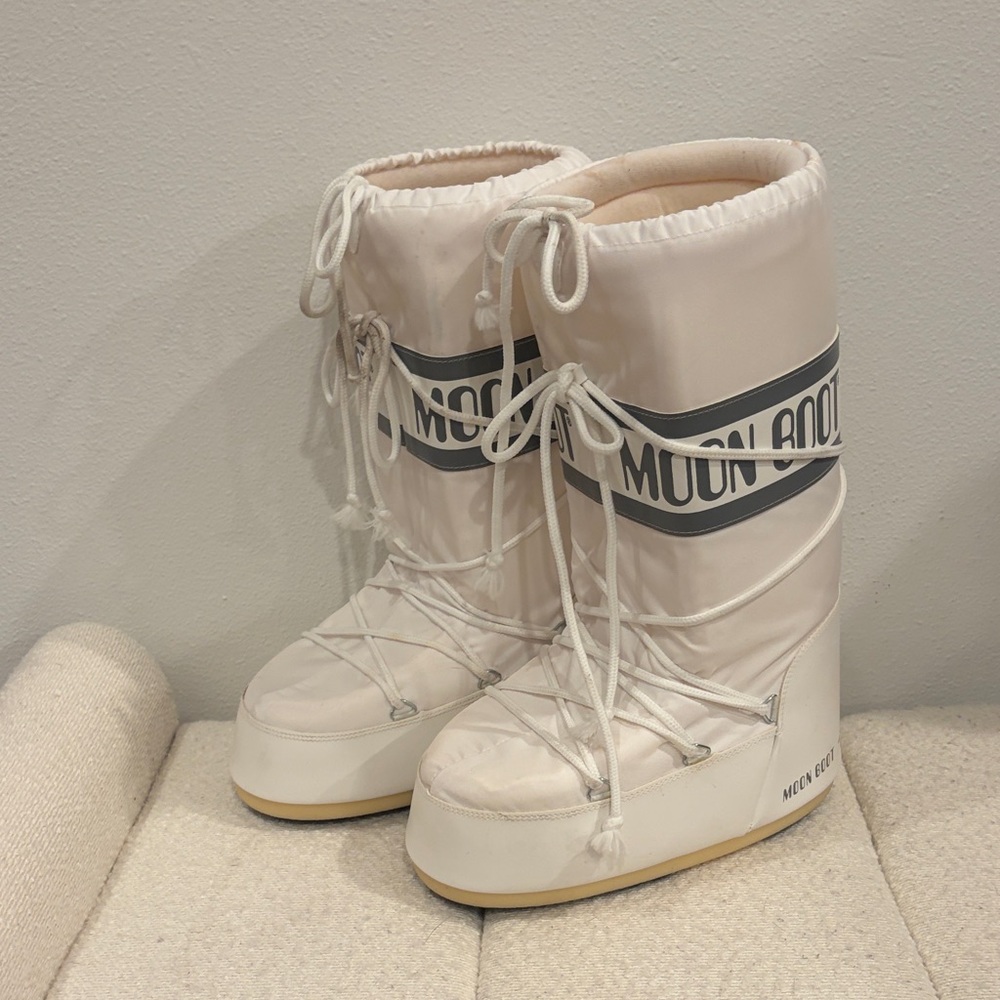 White moon boots